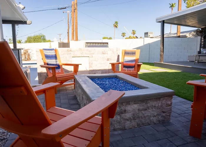 Sundown@oldtown~pool~cabana~bar